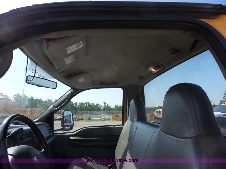 image for item L2864 2004 Ford F550 truck cab and chassis