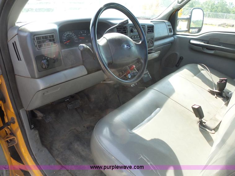 image for item L2864 2004 Ford F550 truck cab and chassis
