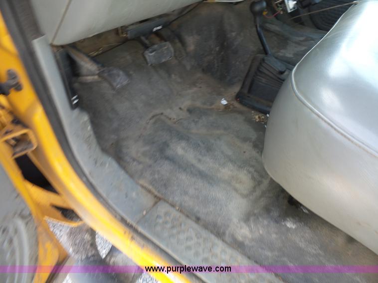 image for item L2864 2004 Ford F550 truck cab and chassis