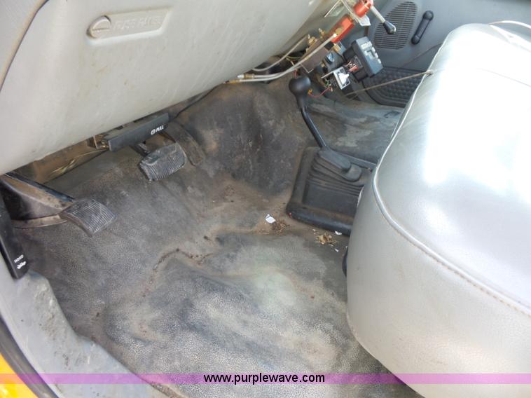 image for item L2864 2004 Ford F550 truck cab and chassis