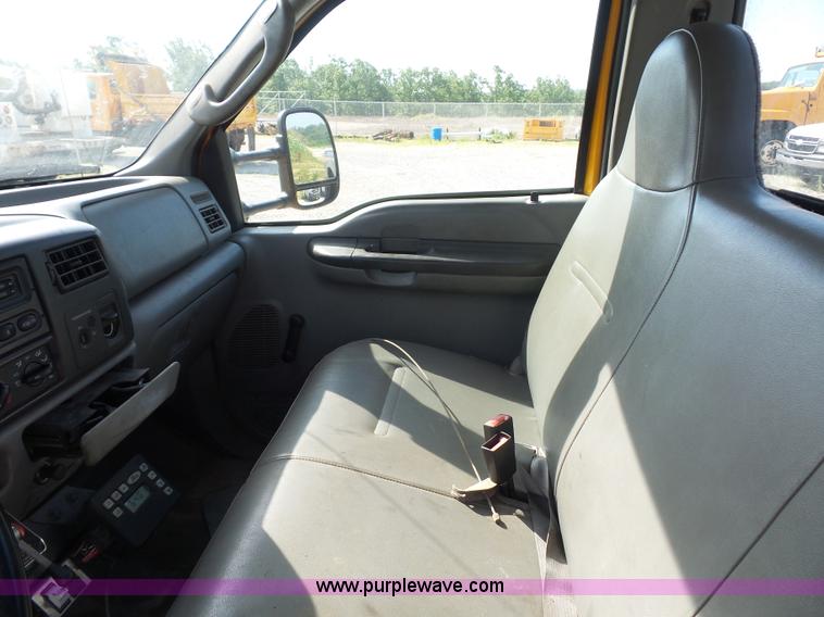 image for item L2864 2004 Ford F550 truck cab and chassis