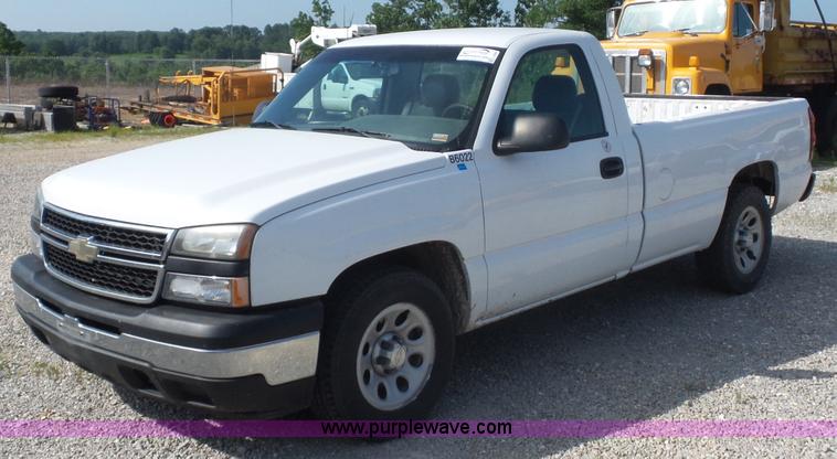 image for item L2866 2006 Chevrolet Silverado 1500 pickup truck