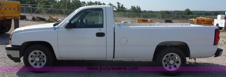 image for item L2866 2006 Chevrolet Silverado 1500 pickup truck