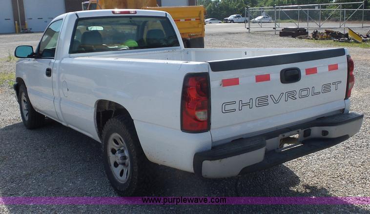 image for item L2866 2006 Chevrolet Silverado 1500 pickup truck