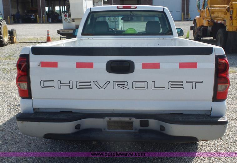 image for item L2866 2006 Chevrolet Silverado 1500 pickup truck