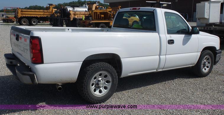 image for item L2866 2006 Chevrolet Silverado 1500 pickup truck