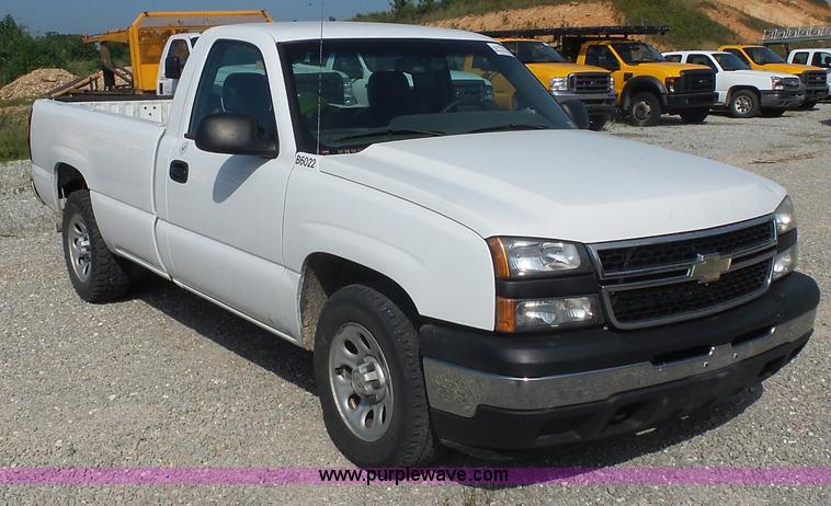 image for item L2866 2006 Chevrolet Silverado 1500 pickup truck