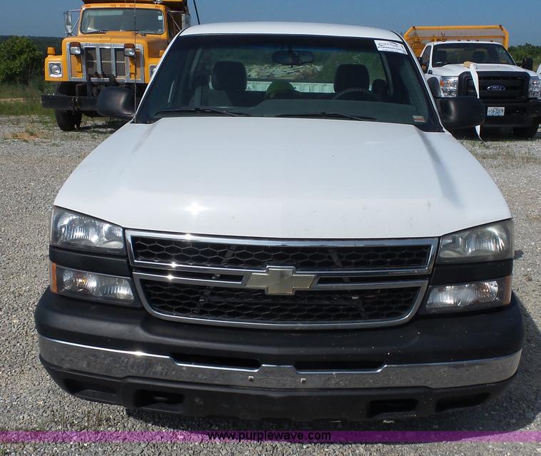 image for item L2866 2006 Chevrolet Silverado 1500 pickup truck
