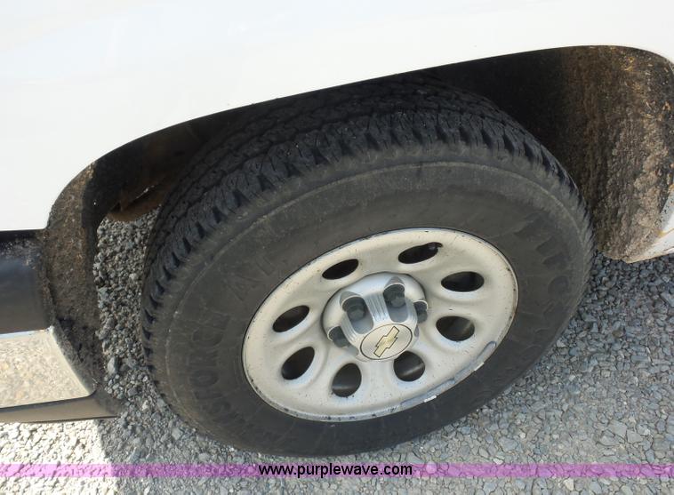image for item L2866 2006 Chevrolet Silverado 1500 pickup truck