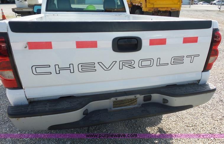 image for item L2866 2006 Chevrolet Silverado 1500 pickup truck