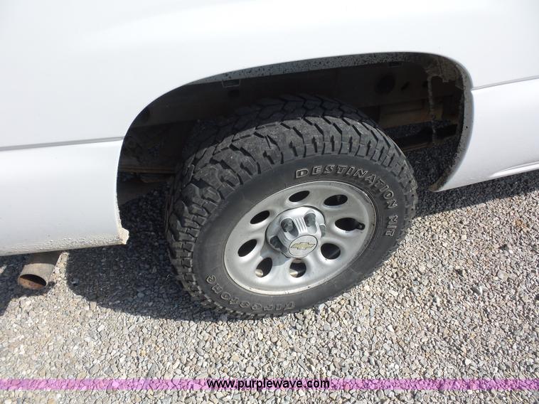 image for item L2866 2006 Chevrolet Silverado 1500 pickup truck