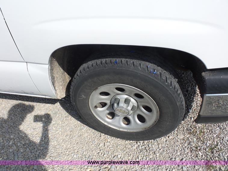 image for item L2866 2006 Chevrolet Silverado 1500 pickup truck