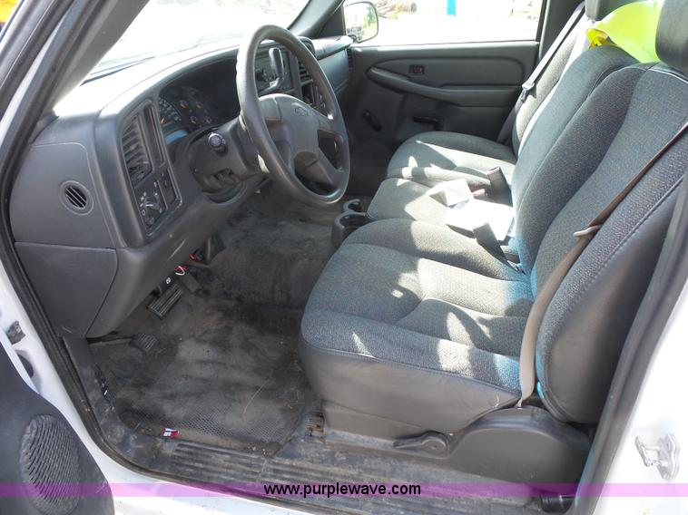 image for item L2866 2006 Chevrolet Silverado 1500 pickup truck