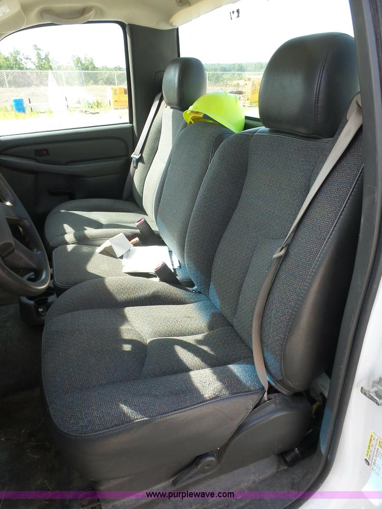 image for item L2866 2006 Chevrolet Silverado 1500 pickup truck