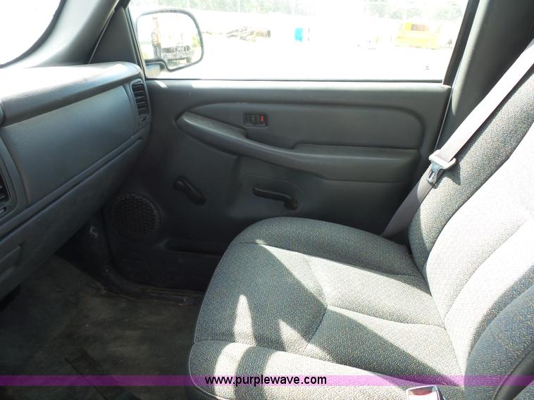 image for item L2866 2006 Chevrolet Silverado 1500 pickup truck