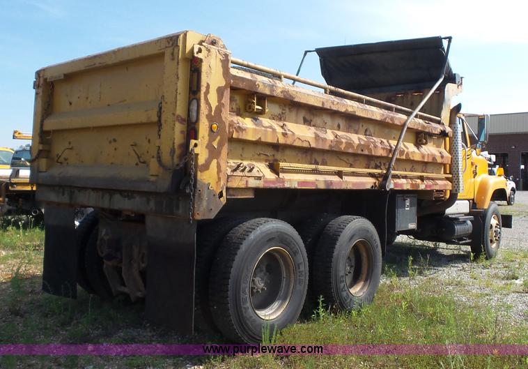 image for item L2867 2002 International F2554 dump truck
