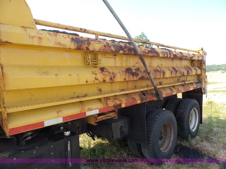 image for item L2867 2002 International F2554 dump truck