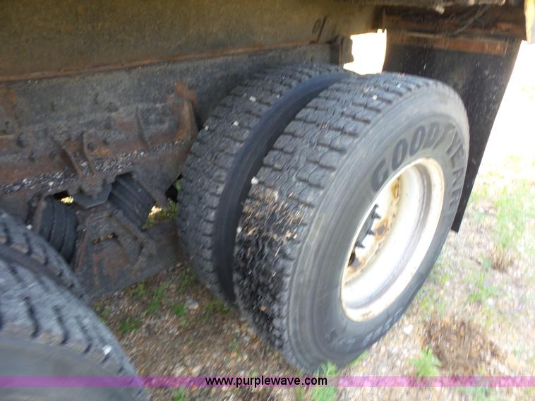 image for item L2867 2002 International F2554 dump truck