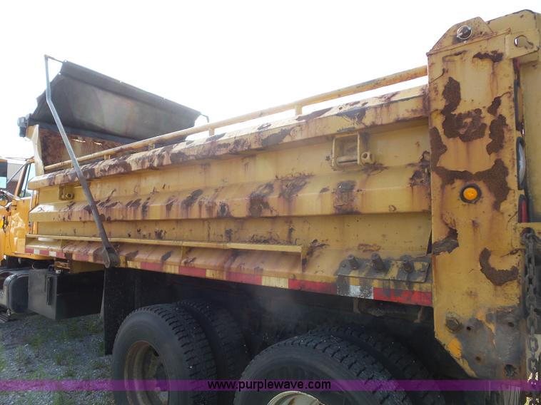 image for item L2867 2002 International F2554 dump truck