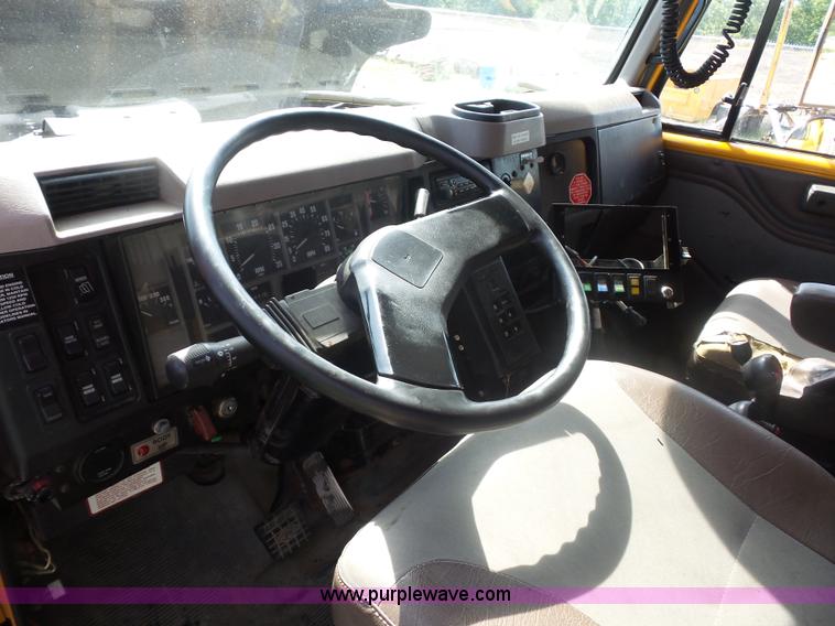 image for item L2867 2002 International F2554 dump truck