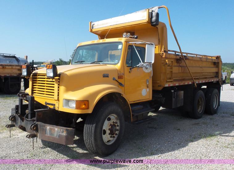 image for item L2868 1999 International 4900 dump truck
