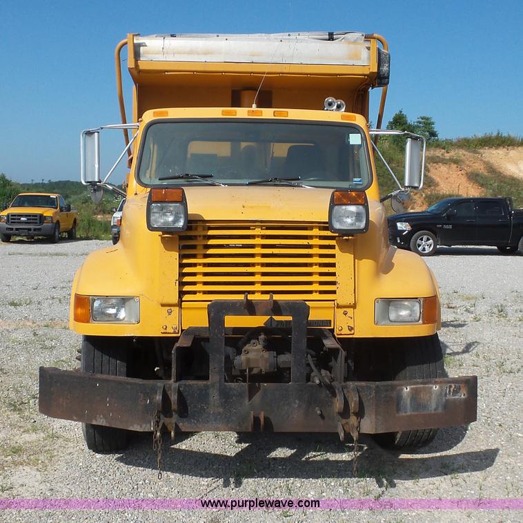 image for item L2868 1999 International 4900 dump truck