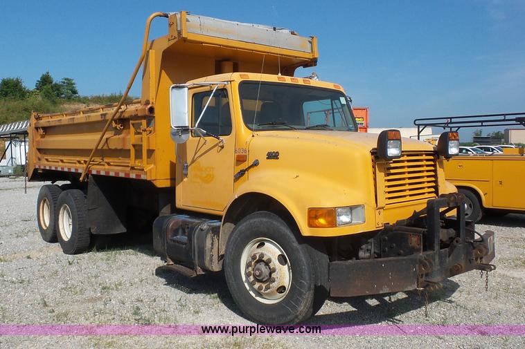 image for item L2868 1999 International 4900 dump truck