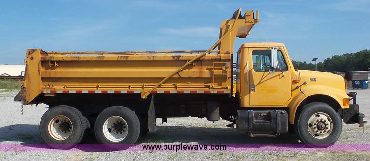 image for item L2868 1999 International 4900 dump truck