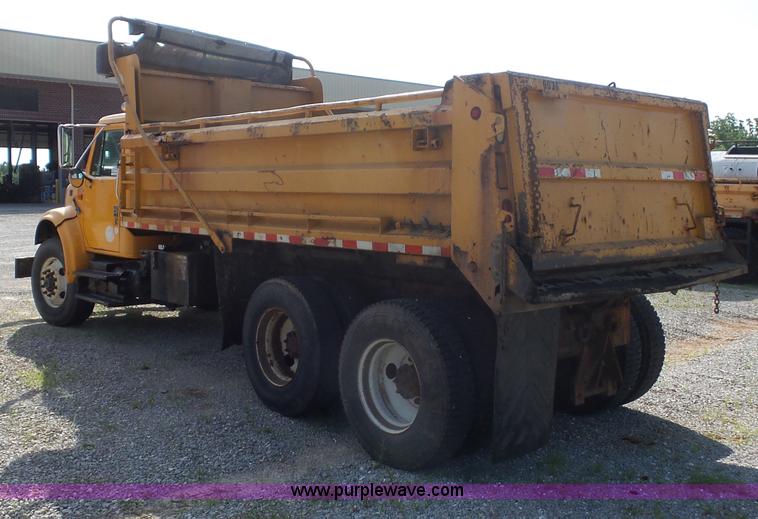 image for item L2868 1999 International 4900 dump truck