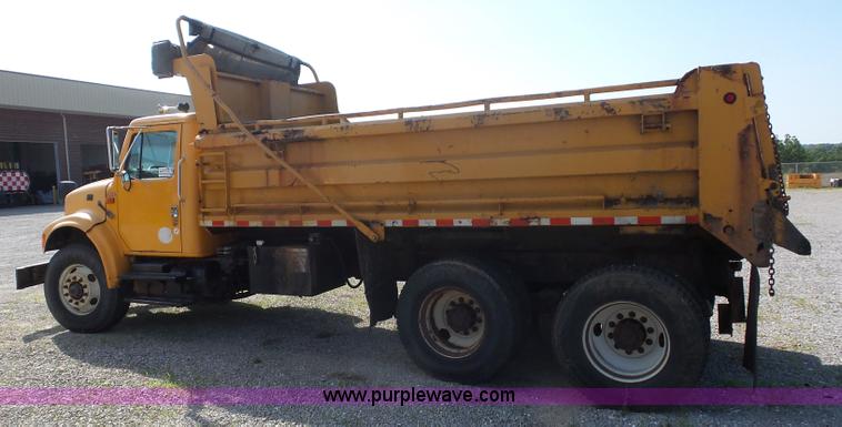 image for item L2868 1999 International 4900 dump truck