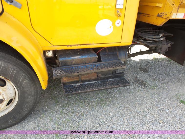 image for item L2868 1999 International 4900 dump truck