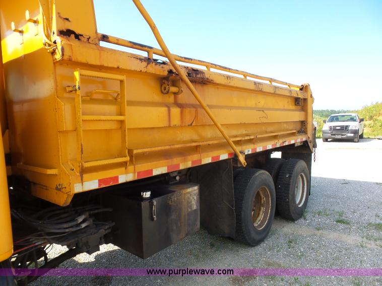image for item L2868 1999 International 4900 dump truck