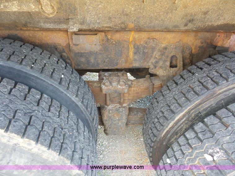 image for item L2868 1999 International 4900 dump truck