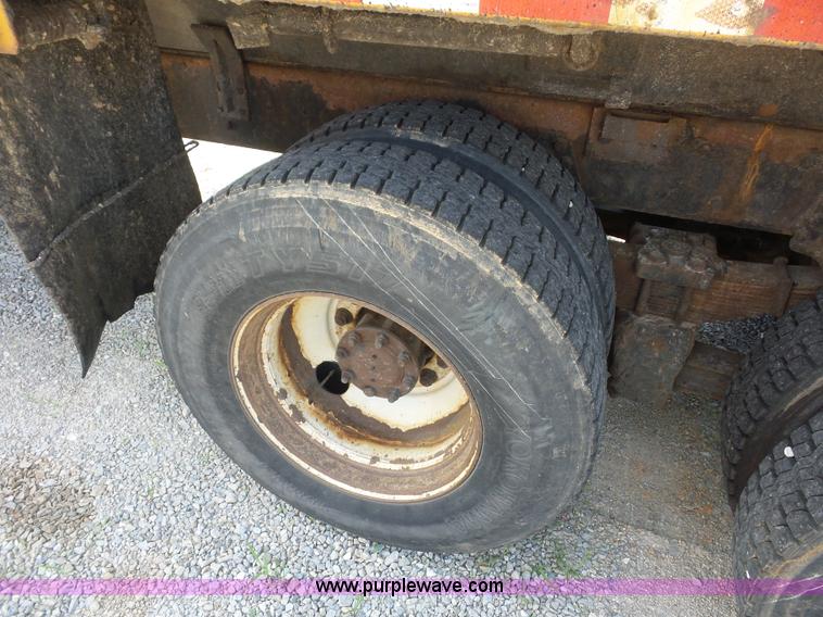 image for item L2868 1999 International 4900 dump truck