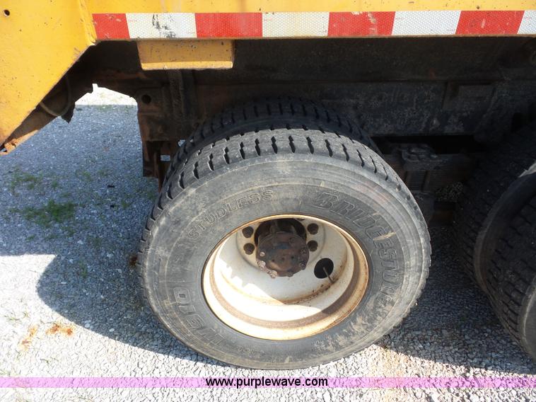 image for item L2868 1999 International 4900 dump truck