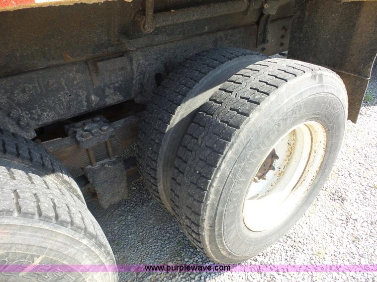 image for item L2868 1999 International 4900 dump truck