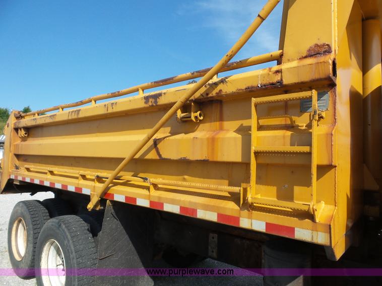 image for item L2868 1999 International 4900 dump truck