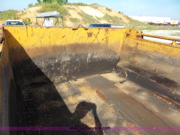 image for item L2868 1999 International 4900 dump truck