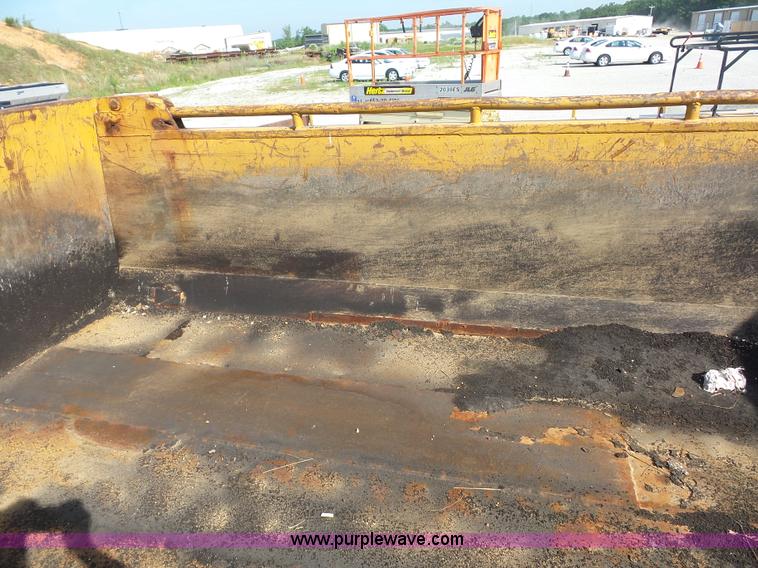 image for item L2868 1999 International 4900 dump truck