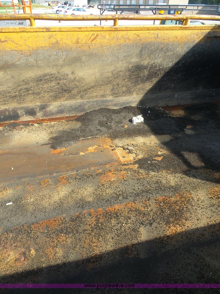 image for item L2868 1999 International 4900 dump truck