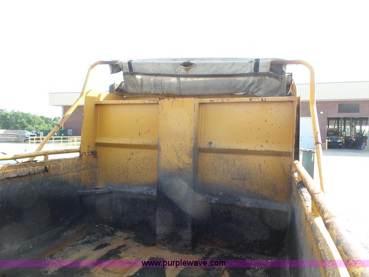 image for item L2868 1999 International 4900 dump truck