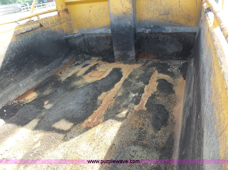 image for item L2868 1999 International 4900 dump truck