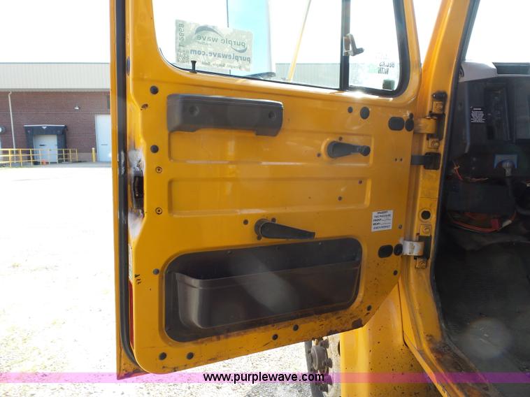 image for item L2868 1999 International 4900 dump truck