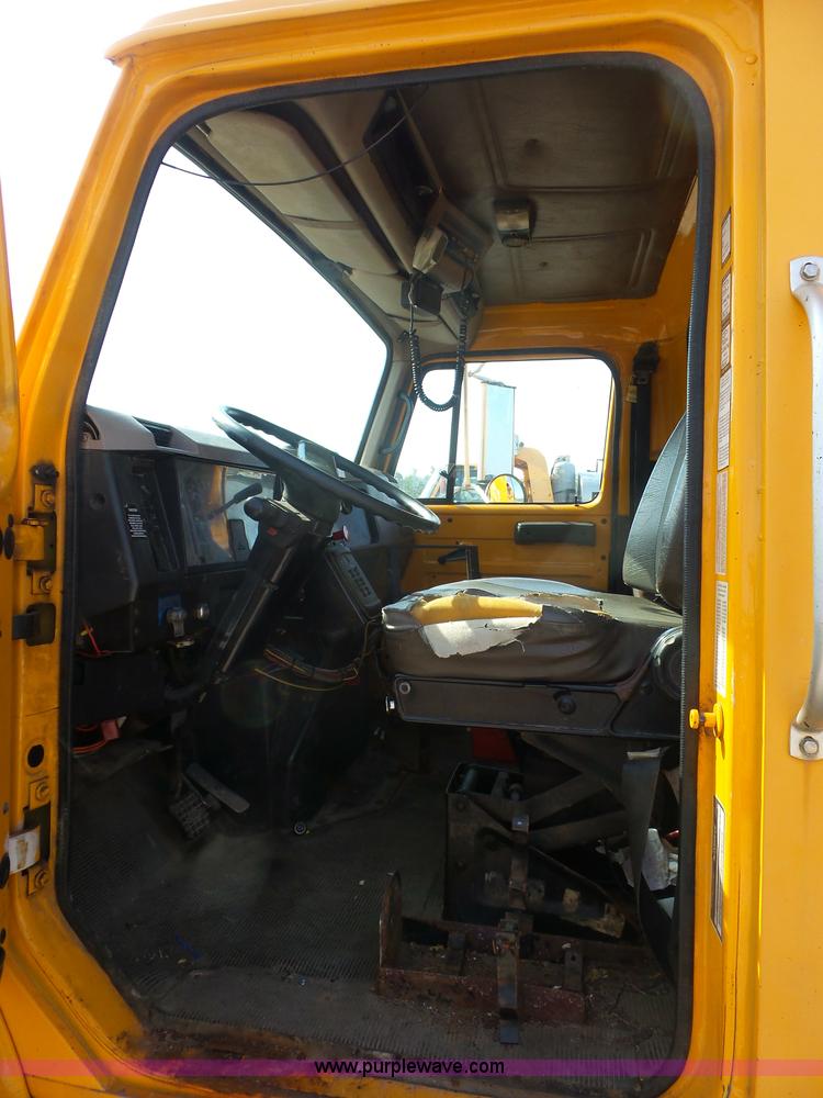 image for item L2868 1999 International 4900 dump truck