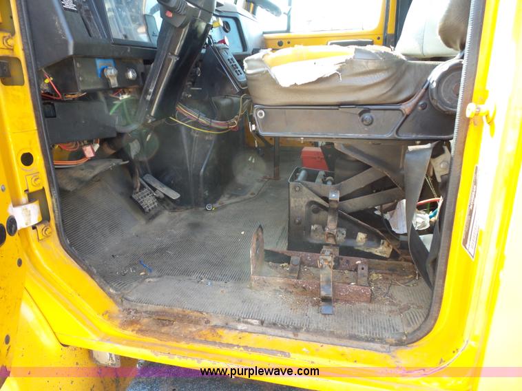 image for item L2868 1999 International 4900 dump truck