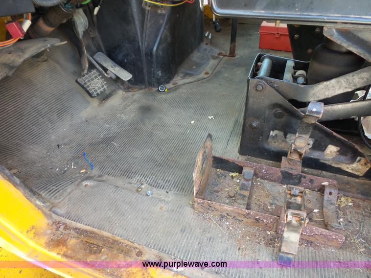 image for item L2868 1999 International 4900 dump truck