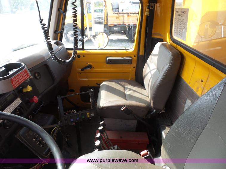 image for item L2868 1999 International 4900 dump truck