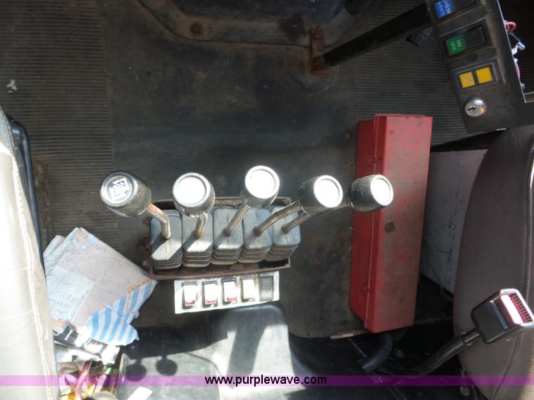 image for item L2868 1999 International 4900 dump truck