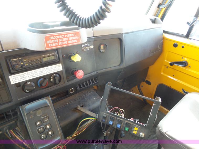 image for item L2868 1999 International 4900 dump truck