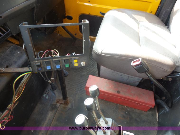 image for item L2868 1999 International 4900 dump truck